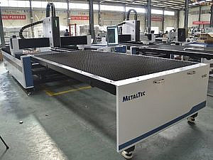 Фото 16 - MetalTec 1530C (1500W) оптоволоконный лазерный станок для резки металла с ручной сменой рабочих столов.