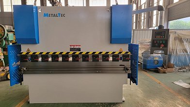 Фото 53 - MetalTec HBM 125/2500 (Е22, инвертор заднего упора) гидравлический листогибочный пресс.