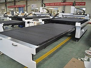 Фото 17 - MetalTec 1530C (1500W) оптоволоконный лазерный станок для резки металла с ручной сменой рабочих столов.